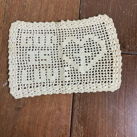 Vintage handmade religious ivory off white cream‎ GOD IS LOVE decorative doily - Picture 1 of 4